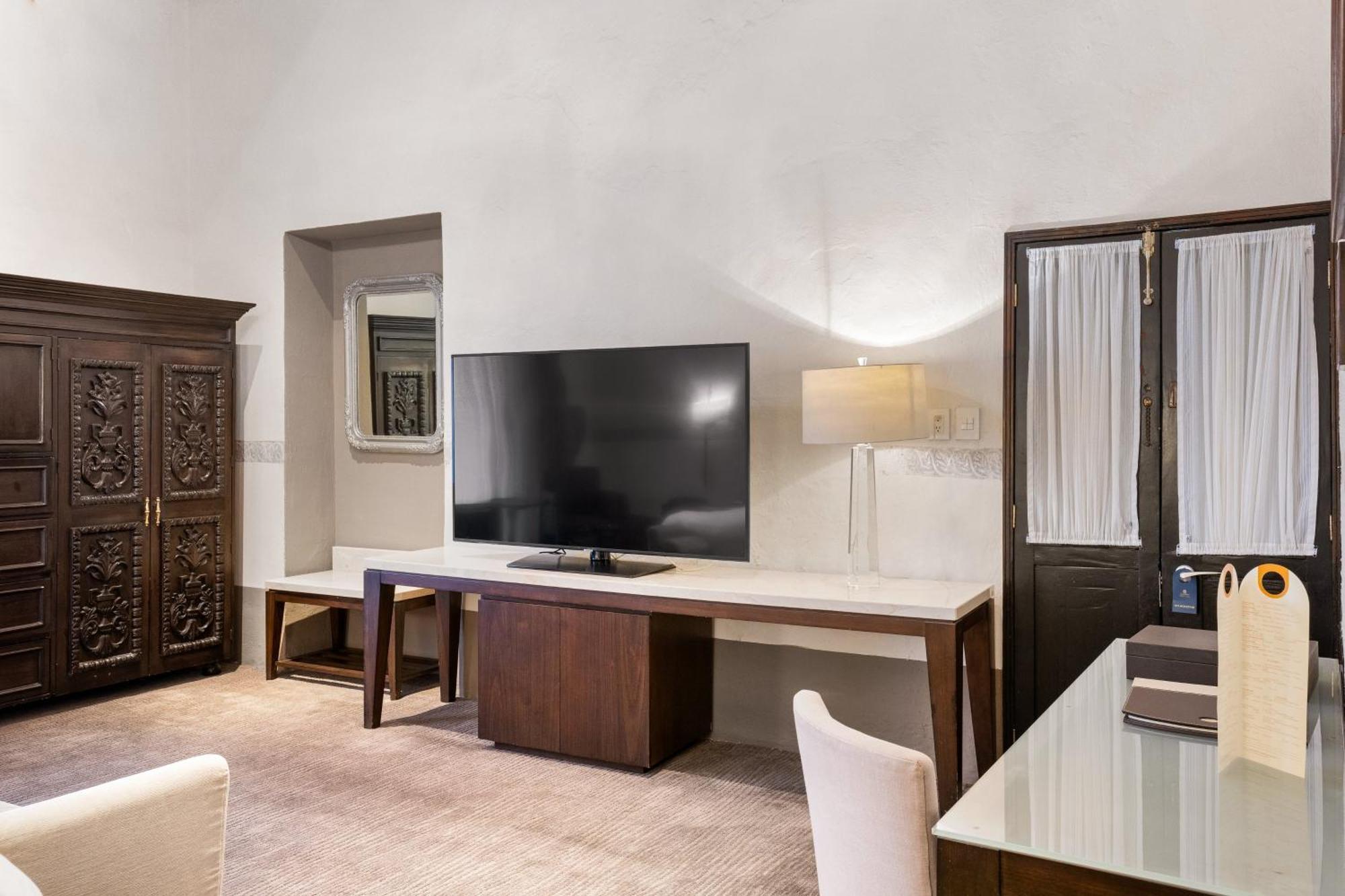 Quinta Real Puebla Otel Dış mekan fotoğraf A television in a hotel room