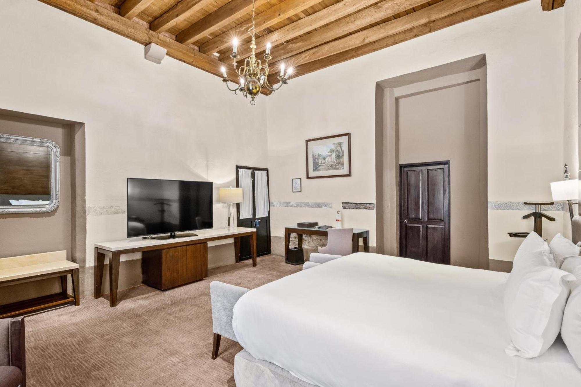 Quinta Real Puebla Otel Dış mekan fotoğraf A guest room at the Hotel Santa Fe