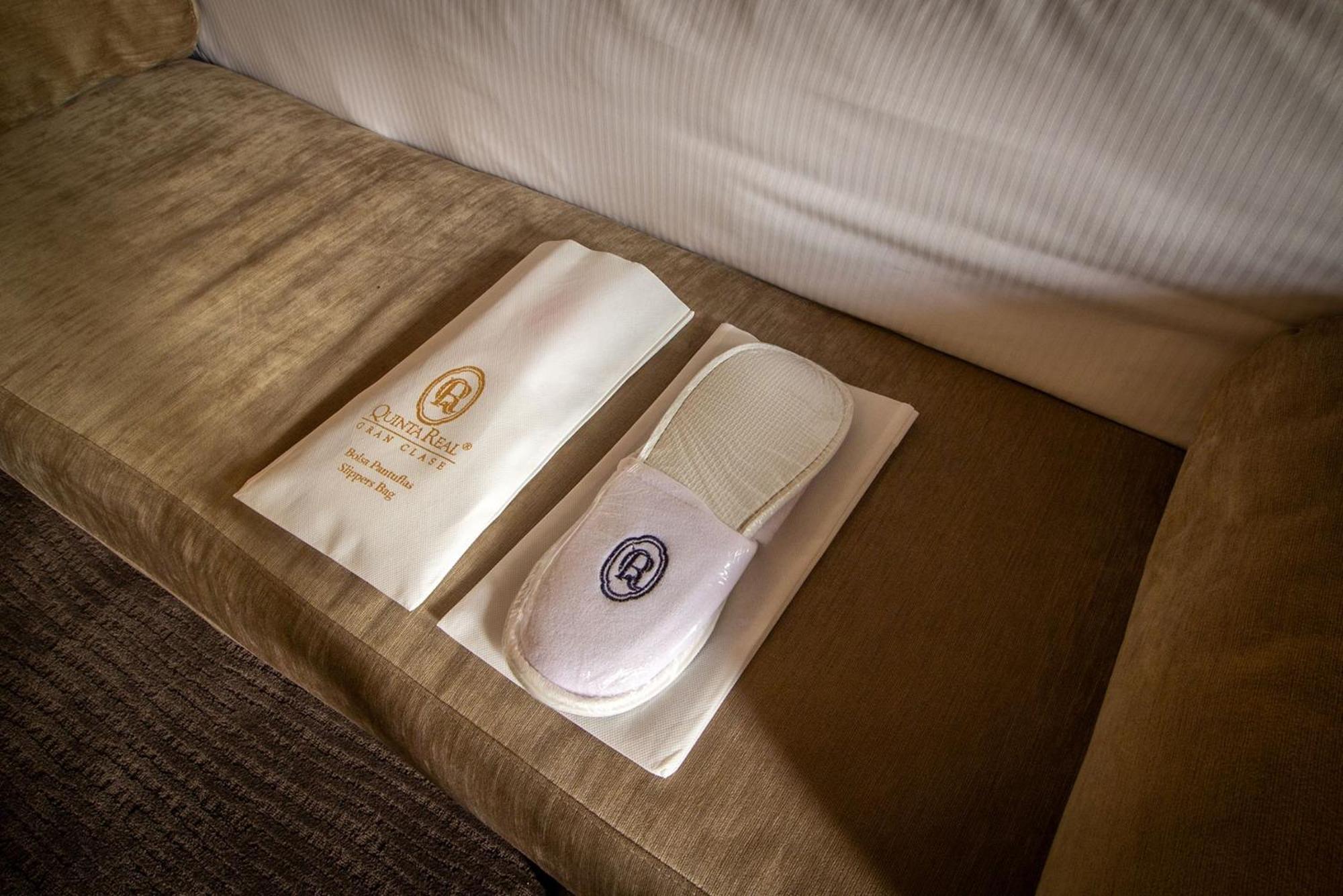 Quinta Real Puebla Otel Dış mekan fotoğraf Slippers at a hotel